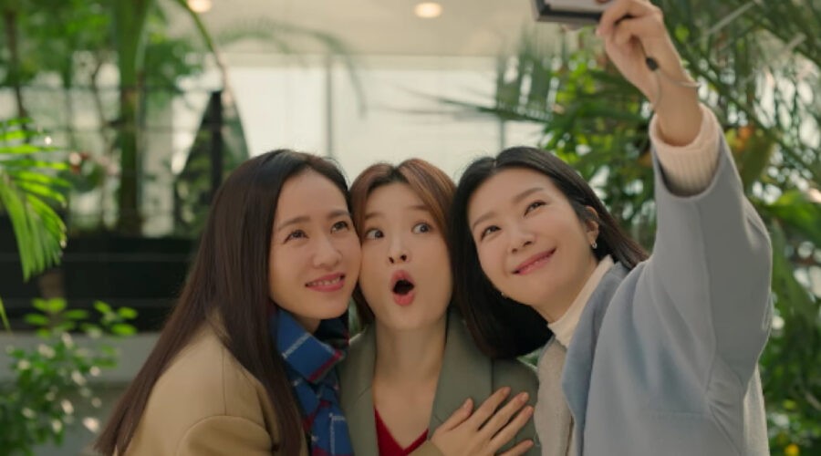 Cha (Son Ye-jin), Jeong (Jeon Mi-do) e Jang (Kim Ji-hyun) in una scena di 