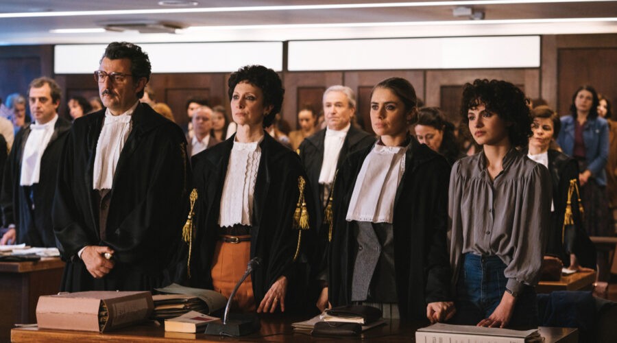 Da sinistra: Fausto Tarsitano, Pia Lanciotti, Greta Scarano e Ambrosia Caldarelli. Credits: VIA/Cattleya/Paramount/RaiFiction.