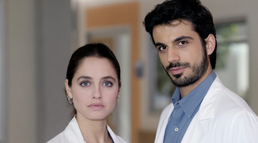 Da sinistra: Matilde Gioli (Giulia Giordano) e Gianmarco Saurino (Lorenzo Lazzarini) in una scena di 