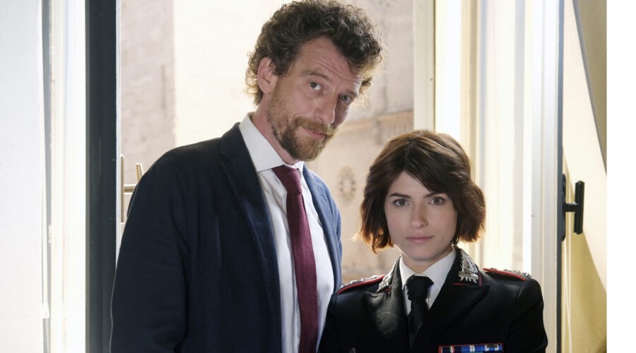 Da sinistra: Maurizio Lastrico (Marco Nardi) e Maria Chiara Giannetta (Anna Olivieri) in un posato per 