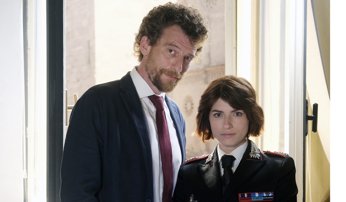 Da sinistra: Maurizio Lastrico (Marco Nardi) e Maria Chiara Giannetta (Anna Olivieri) in un posato per 