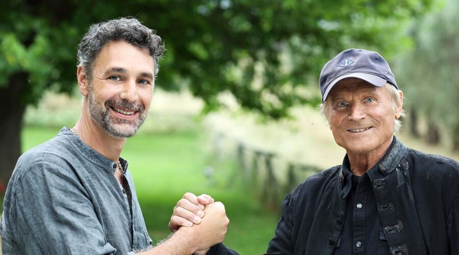 Terence Hill (nei panni di Don Matteo Bondini) e Raoul Bova (Don Massimo) nella serie televisiva