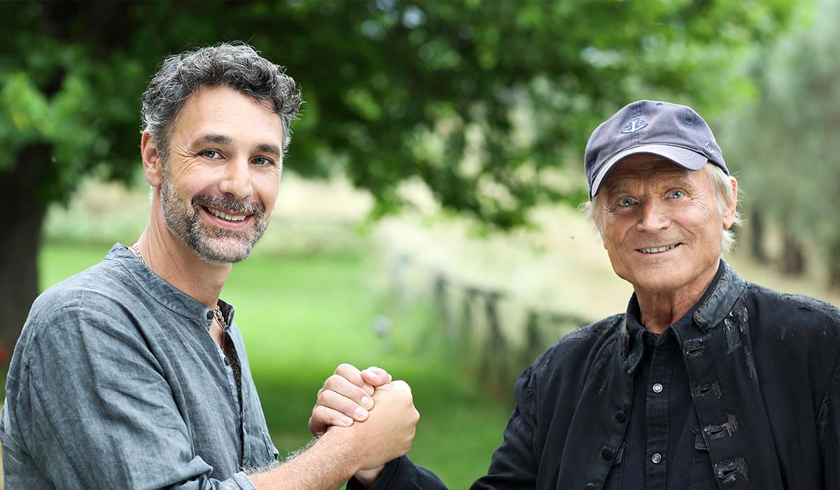 Terence Hill (nei panni di Don Matteo Bondini) e Raoul Bova (Don Massimo) nella serie televisiva 