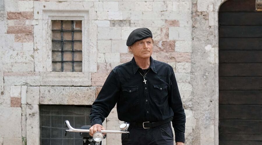 Terence Hill (Don Matteo) in una scena di