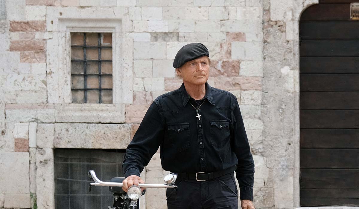Terence Hill (Don Matteo) in una scena di