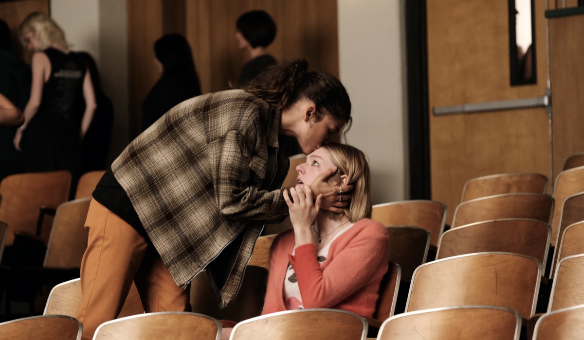 Da sinistra: Zendaya e Hunter Schafer in una scena della seconda stagione di “Euphoria”. Credits: Sky.