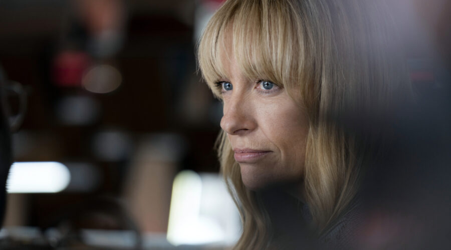 Toni Collette in una scena di “Frammenti Di Lei”. Credits: Mark Rogers/Netflix © 2022.
