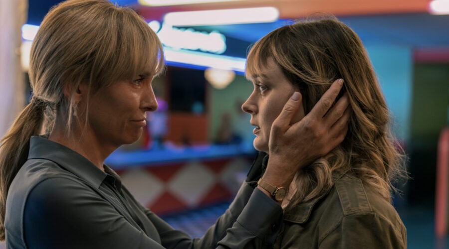 Da sinistra: Laura (Toni Collette) e Andy (Bella Heathcote) in una scena di “Frammenti Di Lei”. Credits: Mark Rogers/Netflix © 2022.