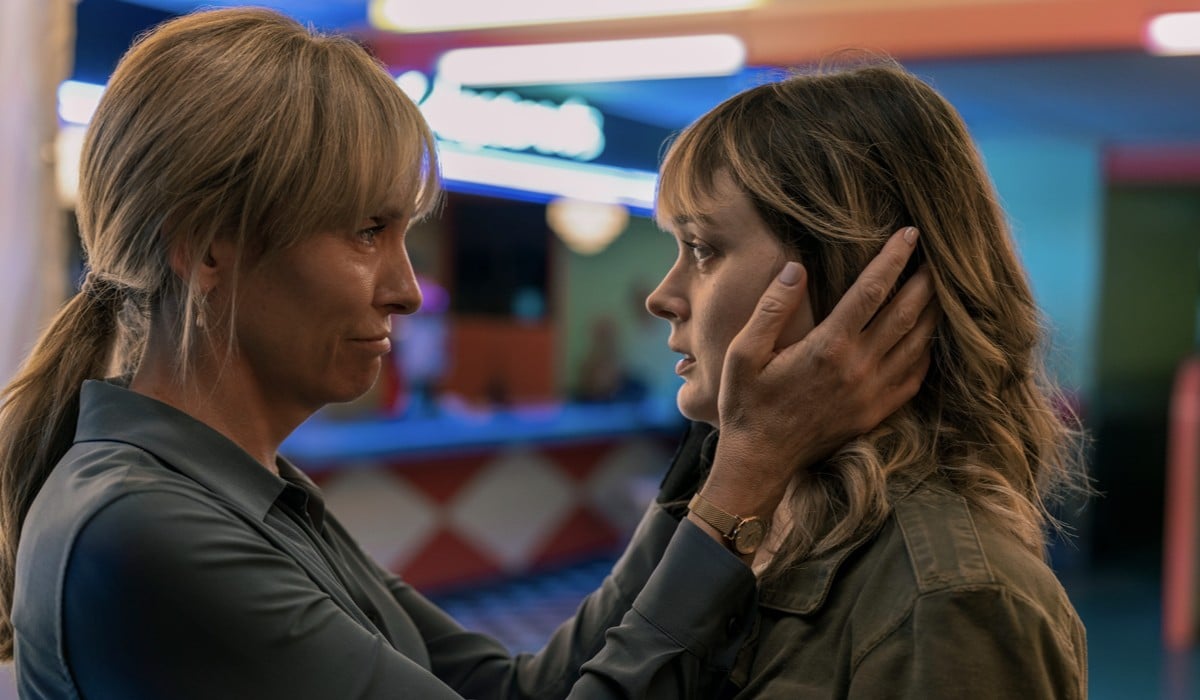 Da sinistra: Laura (Toni Collette) e Andy (Bella Heathcote) in una scena di “Frammenti Di Lei”. Credits: Mark Rogers/Netflix © 2022.