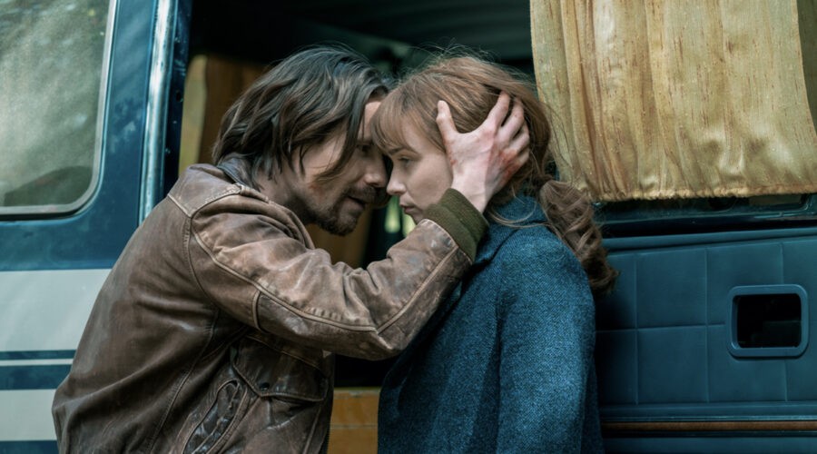 Da sinistra: Nick (Joe Dempsie) e Jane (Jessica Barden) in una scena di “Frammenti Di Lei”. Credits: Mark Rogers/Netflix © 2022.