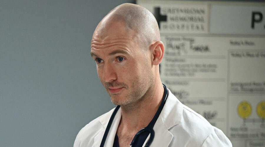 Richard Flood in una scena di “Grey's Anatomy”. Credits: Disney Plus.