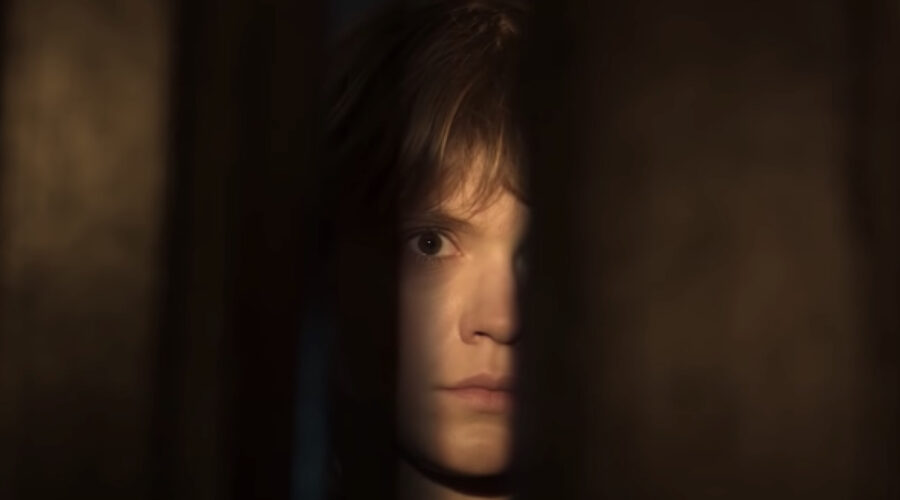 Barbara Liberek in una scena de “I Mostri di Cracovia” nel trailer della serie. Credits: Netflix/YouTube.