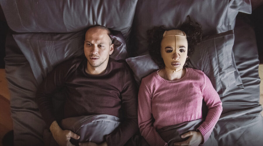 I Protagonista Di La Famiglia Uysal In Una Scena Della Serie Credits Netflix