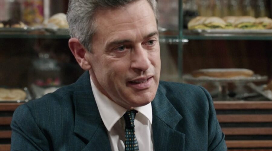 Massimo Poggio (Ezio Colombo) in una scena della puntata 108 de