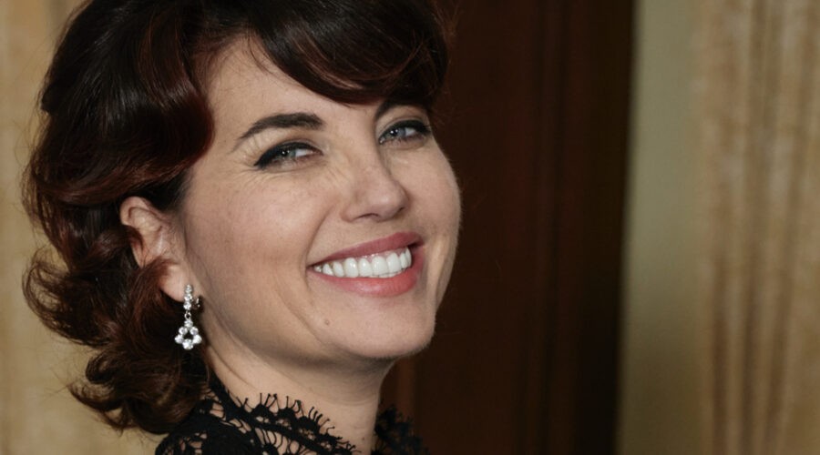 Vanessa Gravina (Adelaide Di Sant'Erasmo) in un posato per