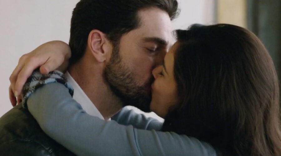 Da sinistra: Luca Capuano (Sandro Recalcati) e Neva Leoni (Tina Amato) in una scena della puntata 118 de