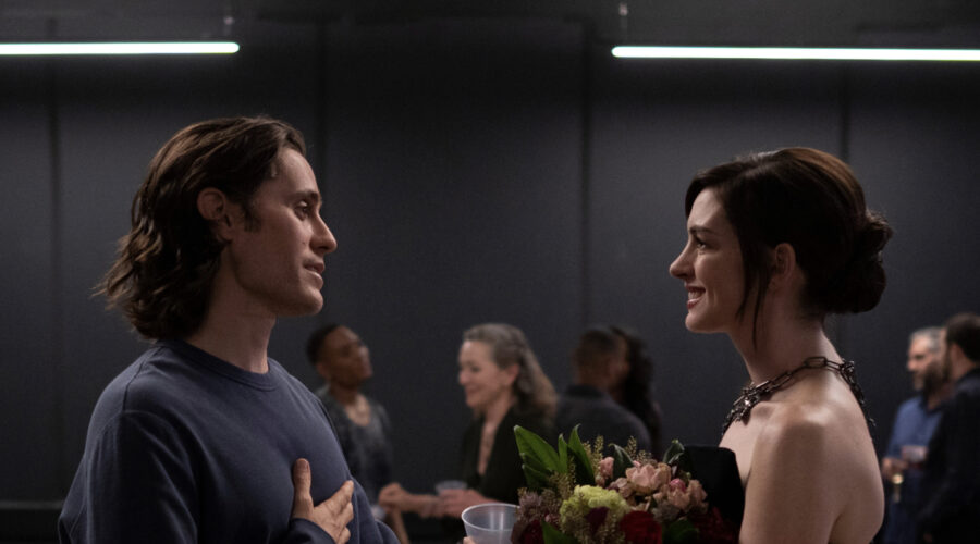 Da Sinistra Jared Leto e Anne Hathaway Nella Miniserie 