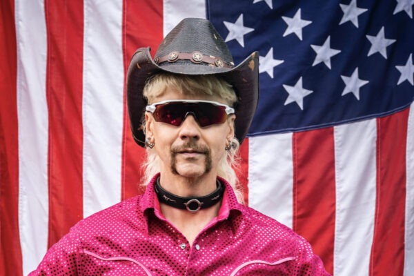 John Cameron interpreta Joe Exotic, qui in una scena di “Joe vs. Carole”. Credits: Peacock/Sky Italia.