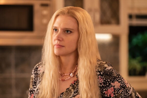 Kate McKinnon interpreta Carole Baskin, qui in una scena di “Joe vs. Carole”. Credits: Peacock/Sky Italia.