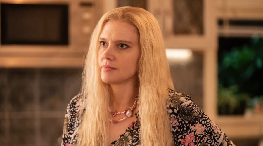Kate McKinnon interpreta Carole Baskin, qui in una scena di “Joe vs. Carole”. Credits: Peacock/Sky Italia.