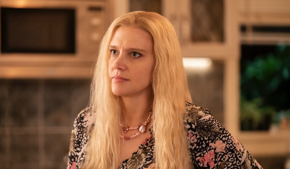Kate McKinnon interpreta Carole Baskin, qui in una scena di “Joe vs. Carole”. Credits: Peacock/Sky Italia.