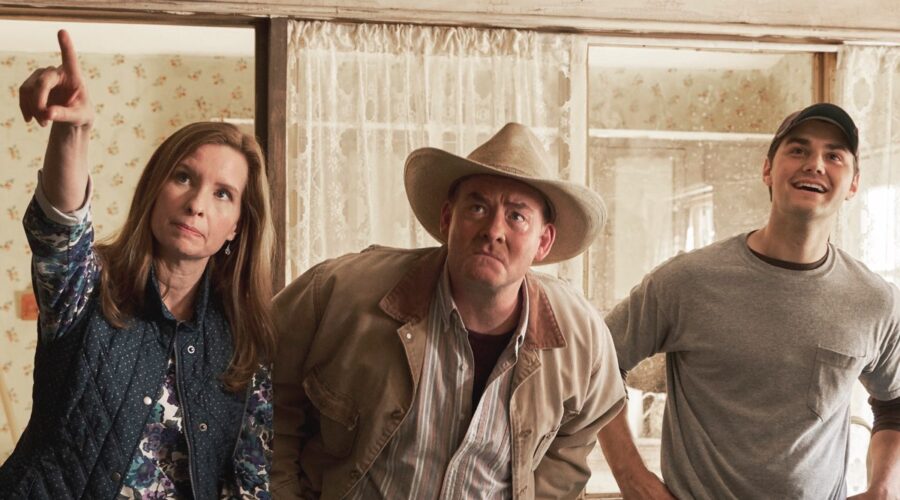 Da sinistra: Lennon Parham (Kay Bowman), David Koechner (Beau Bowman ) e JT Neal (Jacob Bowman) In Una Scena Di