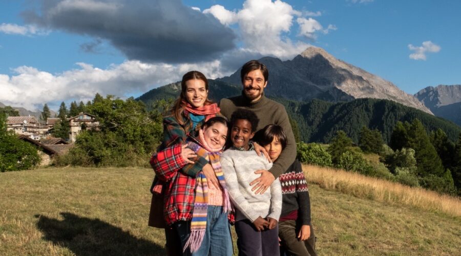 Da Sinistra: Anna De Luca (Caterina), Aurora Ruffino (Rebecca), Lino Guanciale (Pietro), Girum Felicani (Daniele) e Francesco Mandolini (Claudio) In 