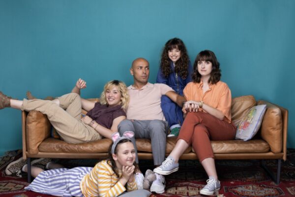 Da Sinistra: Liona Bordonaro (Clara) Eric Judor (Fred) Roxane Barrazuol (Romy), Midie Dreyfus (Midie Dreyfus) e Daphnée Côté Hallé (Emma) In 
