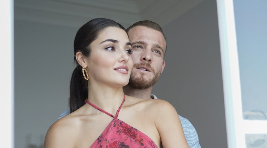 Da sinistra: Hande Erçel (Eda Yıldız) e Kerem Bürsin (Serkan Bolat) in una scena di