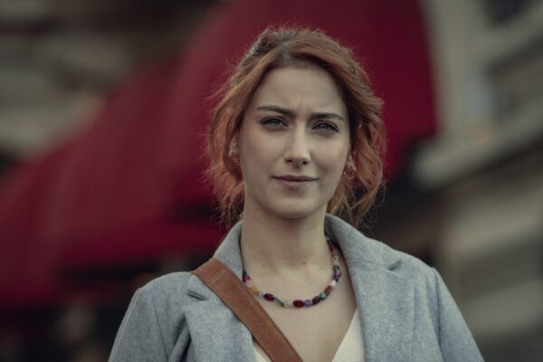 Esra (Hazal Kaya) in una scena di “Mezzanotte a Istanbul”. Credits: Morteza Atabaki/Netflix © 2022.