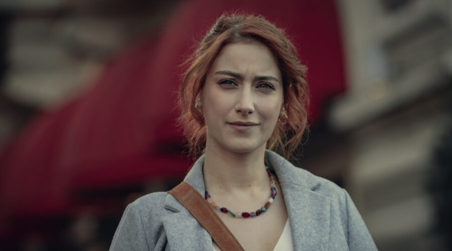 Esra (Hazal Kaya) in una scena di “Mezzanotte a Istanbul”. Credits: Morteza Atabaki/Netflix © 2022.