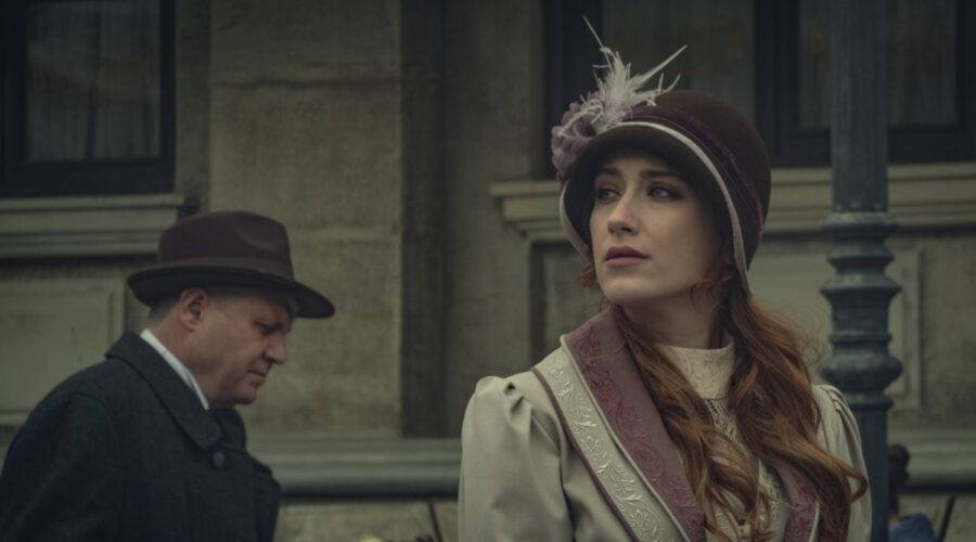 Esra (Hazal Kaya) in una scena di “Mezzanotte a Istanbul”. Credits: Morteza Atabaki/Netflix © 2022.