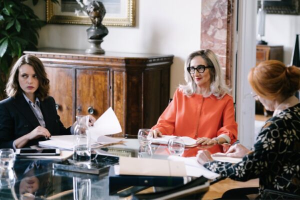 Da sinistra: Miriam Dalmazio (Nina) Lunetta Savino (Miriam) In 