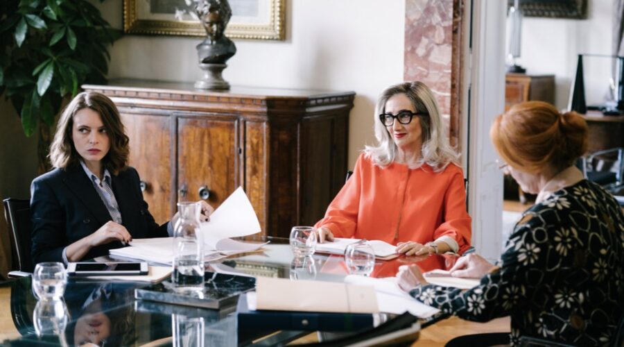 Da sinistra: Miriam Dalmazio (Nina) Lunetta Savino (Miriam) In 