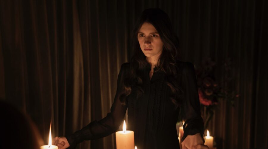 Nell Tiger Free in una scena della quarta stagione di “Servant”. Credits: Apple TV+.