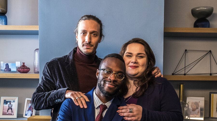 Da sinistra: Dario Aita (Claudio Peirò), Livio Kone (Daniele Peirò), Claudia Marsicano (Caterina Peirò) in un posato per 