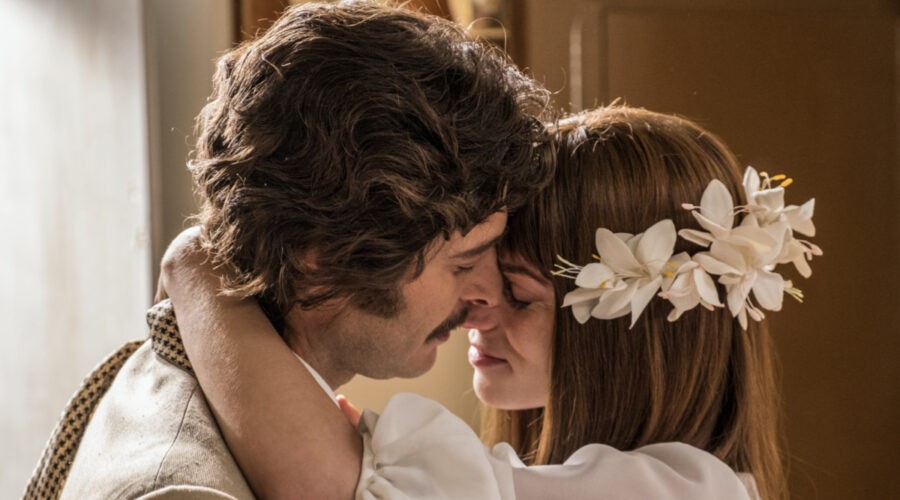 Da sinistra: Lino Guanciale (Pietro Peirò) e Aurora Ruffino (Rebecca Peirò) in una scena di 