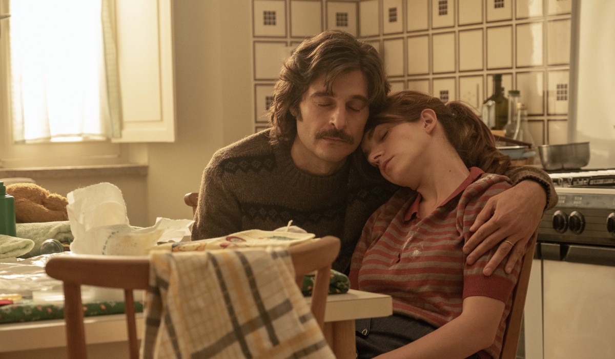 Da sinistra: Lino Guanciale (Pietro Peirò) e Aurora Ruffino (Rebecca Peirò) in una scena di