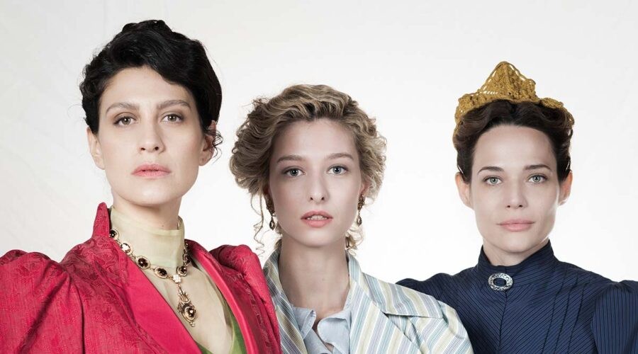 Giulia Bevilacqua (Arianna Di Villalba), Dharma Mangia Woods (Costanza Di Giusto) e Laura Chiatti (Rosalia Catalano) nella serie