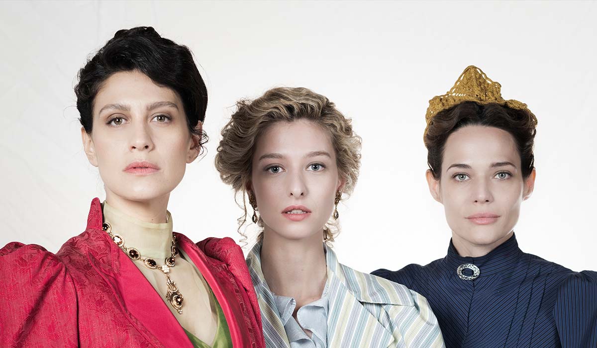 Giulia Bevilacqua (Arianna Di Villalba), Dharma Mangia Woods (Costanza Di Giusto) e Laura Chiatti (Rosalia Catalano) nella serie 