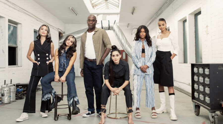Il cast di “Resident Evil”. Da sinistra: Adeline Rudolph, Siena Agudong, Lance Reddick, Paola Nuñez, Tamara Smart, e Ella Balinska. Credits: Tatenda Chidora/Netflix.