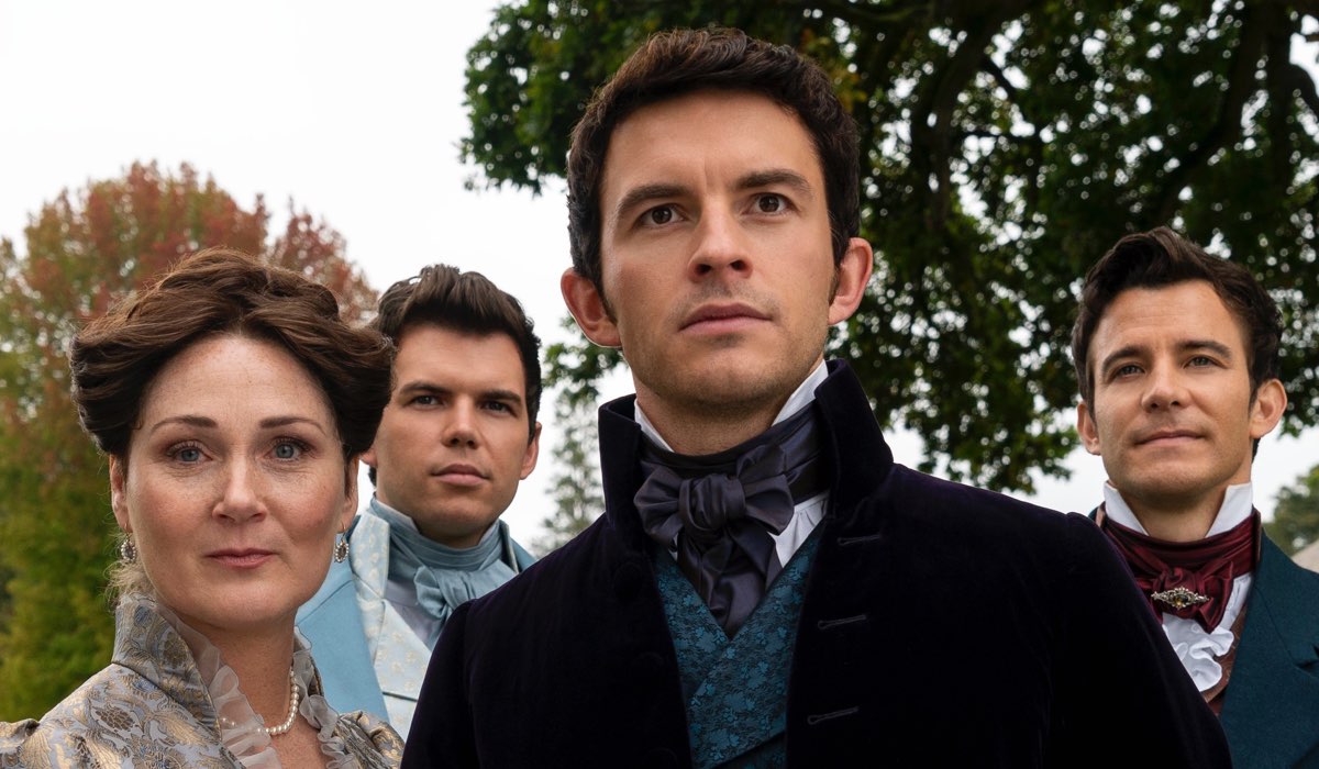 Da sinistra: Ruth Gemmell (Lady Violet Bridgerton), Luke Newton (Colin Bridgerton), Jonathan Bailey (Anthony Bridgerton) e Luke Thompson (Benedict Bridgerton) In 