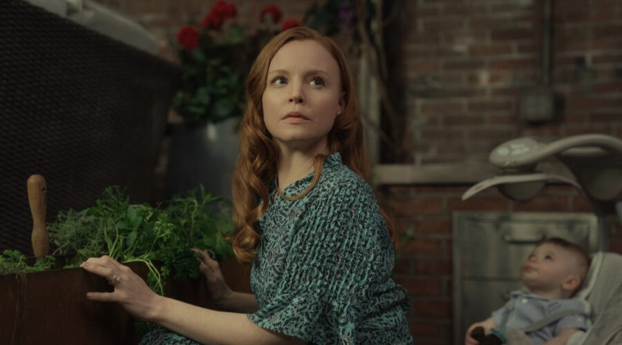Lauren Ambrose in una scena di “Servant”. Credits: Apple TV+.