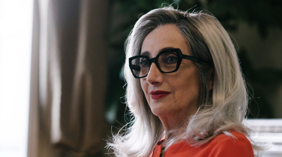 Lunetta Savino (Marina Battaglia) in una scena di 