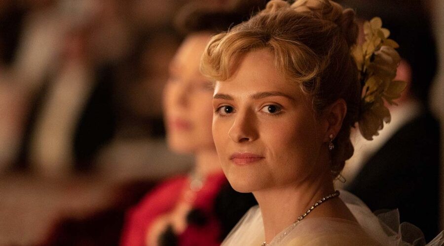 Marian Brook, interpretata da Louisa Jacobson, nella serie TV “The Gilded Age”. Credits: Sky Italia.
