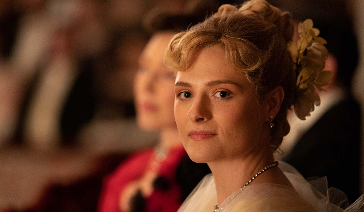 Marian Brook, interpretata da Louisa Jacobson, nella serie TV “The Gilded Age”. Credits: Sky Italia.