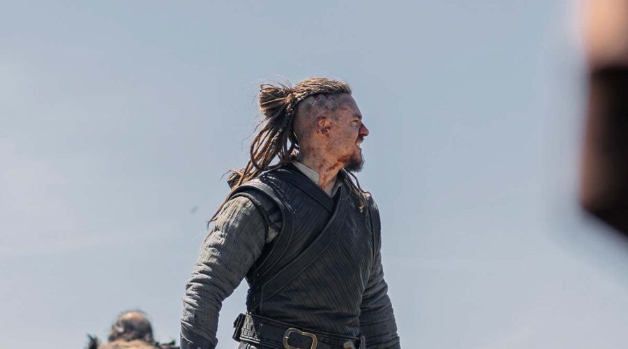 Alexander Dreymon in una scena della serie TV