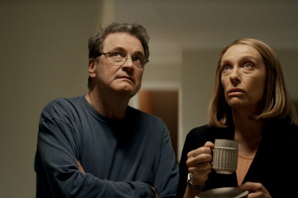 Da sinistra: Colin Firth e Toni Collette in una scena di “The Staircase”. Credits: Sky.