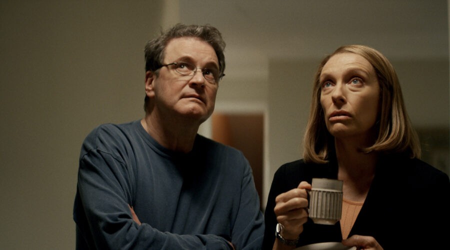 Da sinistra: Colin Firth e Toni Collette in una scena di “The Staircase”. Credits: Sky.
