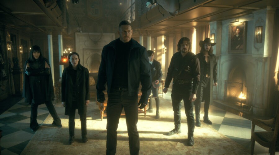 Da sinistra: Emmy Raver-Lampman (Allison Hargreeves), Elliot Page, Tom Hopper (Luther Hargreeves), Aidan Gallagher (Number Five), David Castañeda (Diego Hargreeves), Robert Sheehan (Klaus Hargreeves) nel primo episodio della terza stagione di “The Umbrella Academy”. Credits: Courtesy of Netflix © 2022.